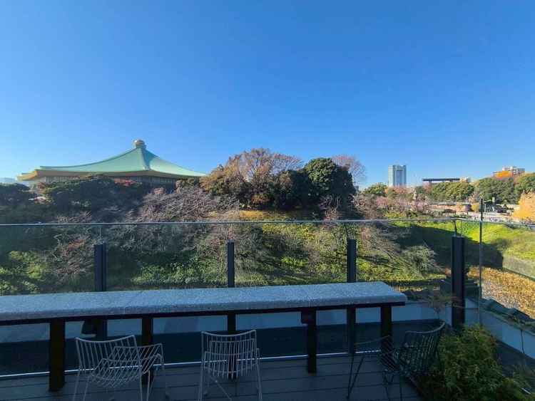 屋上からは、武道館とお掘りがきれいに見れました。桜や紅葉が綺麗に見れるそうです。