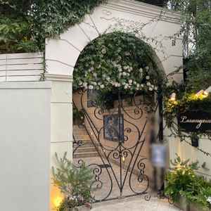 閑静な立地にあるロザンジュイア広尾迎賓館の入口。