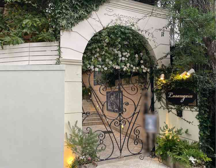 閑静な立地にあるロザンジュイア広尾迎賓館の入口。