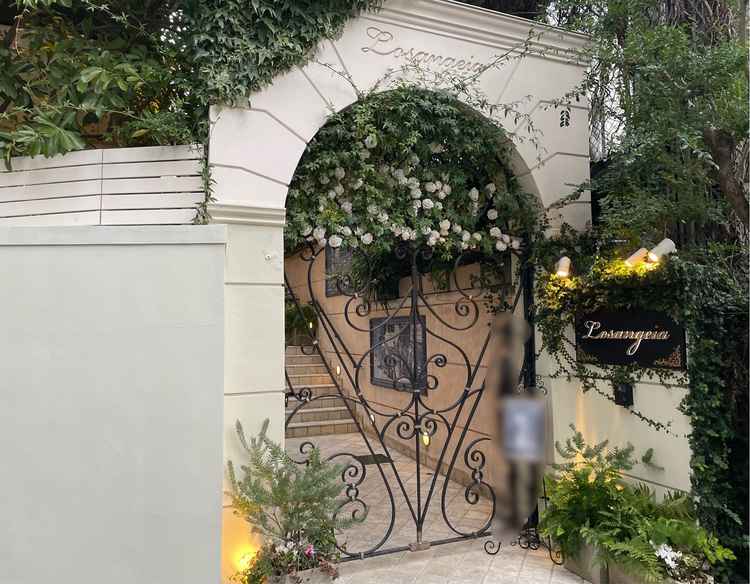 閑静な立地にあるロザンジュイア広尾迎賓館の入口。