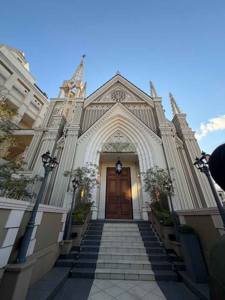 チャペルの外観。非日常感がしっかりと確保できる作りでとてもよかった。