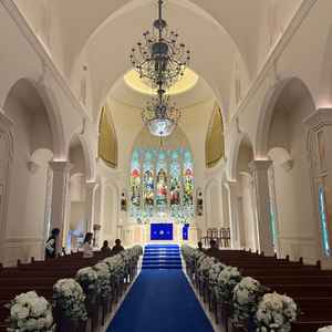 大聖堂とスタンドグラスも圧巻で天井も高く席もとても広々としていました。