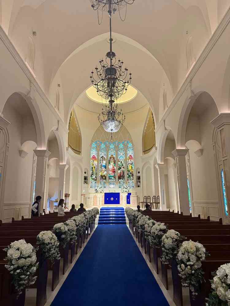 大聖堂とスタンドグラスも圧巻で天井も高く席もとても広々としていました。