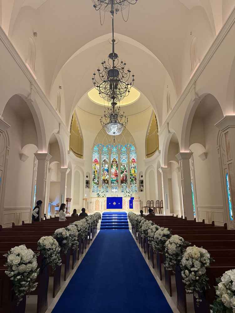 大聖堂とスタンドグラスも圧巻で天井も高く席もとても広々としていました。