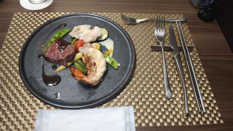 メイン料理の写真。お肉も魚も両方とも美味しかったです