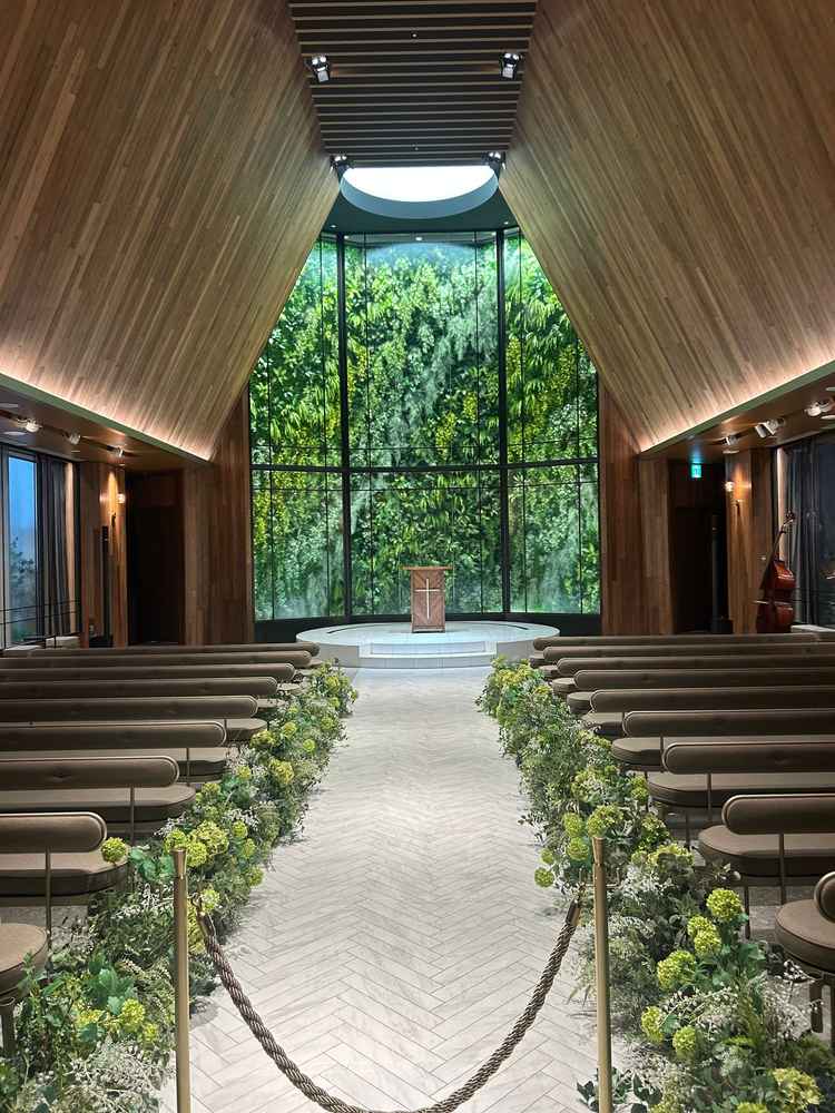 チャペルは自然を感じられるイメージ通りで、音楽と光の演出も素敵だった。