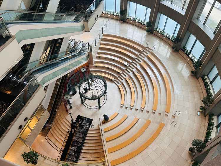 アトリウムチャペル。天井が高く、晴れた日はたっぷり自然光が入りそうな空間。