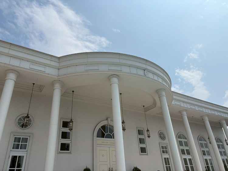 披露宴会場の一つ。此方も白を基調としていて、外観も石柱があったりと王道の綺麗な披露宴会場だった。