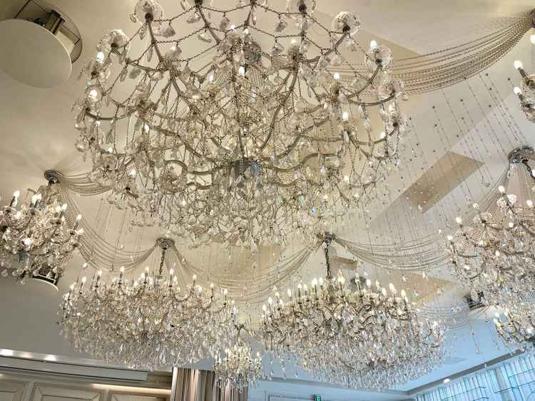 披露宴会場のシャンデリアが豪華で綺麗でした