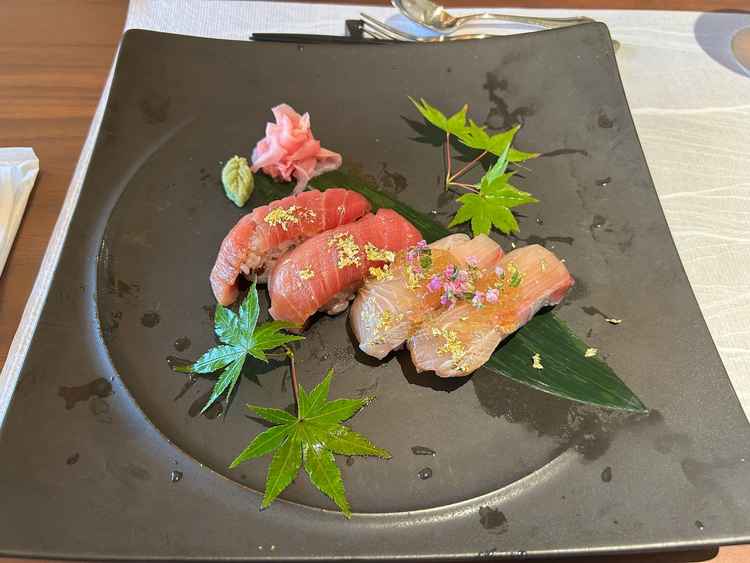 寿司職人の方が実際に目の前で寿司を握ってくれました。味もおいしく、パフォーマンスも楽しかったです。