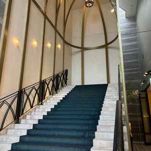 披露宴会場の横にある階段。ここでフラワーシャワーやブーケトス等の演出ができるそうです。