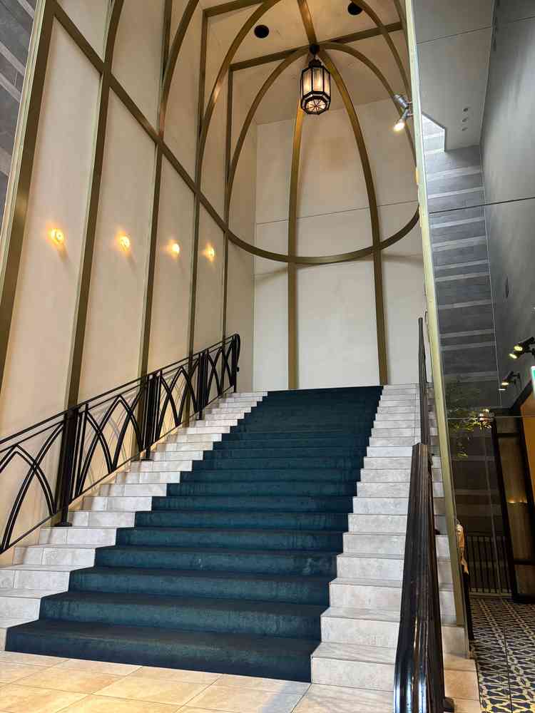 披露宴会場の横にある階段。ここでフラワーシャワーやブーケトス等の演出ができるそうです。