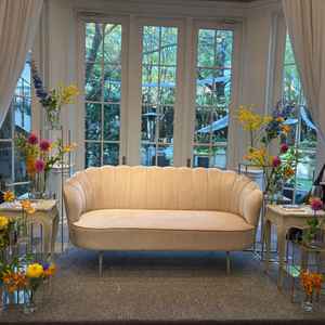 宴会場の高砂ソファです。後ろが緑で写真映えしそうです。日の入り方も逆行にならないとのことです。