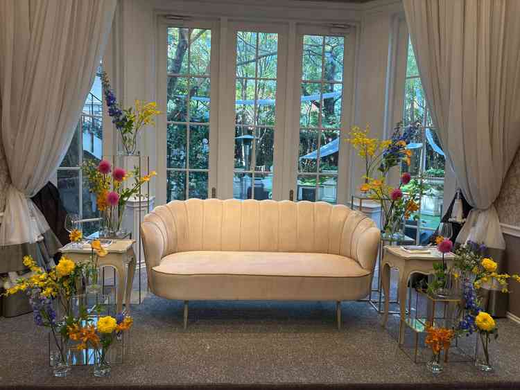 宴会場の高砂ソファです。後ろが緑で写真映えしそうです。日の入り方も逆行にならないとのことです。