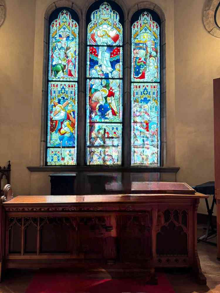 チャペルをじっくりと見学させていただきました。曇りの日ですが、ステンドグラスが明るくとても綺麗でした