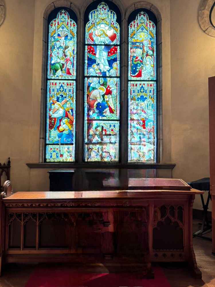 チャペルをじっくりと見学させていただきました。曇りの日ですが、ステンドグラスが明るくとても綺麗でした