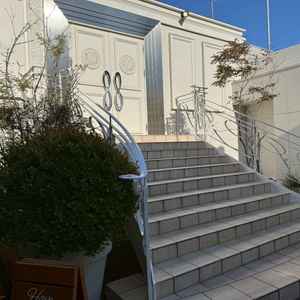 挙式後は、晴れればガーデンで階段からのフラワーシャワーが叶います。