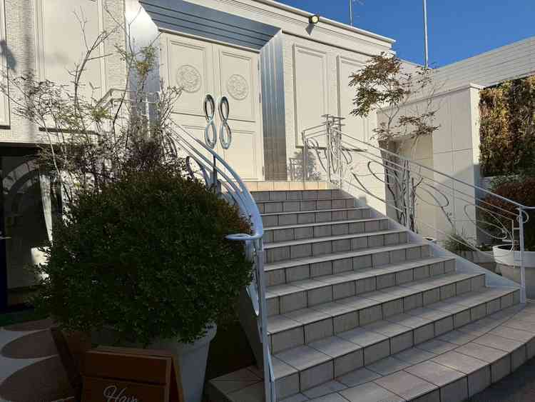 挙式後は、晴れればガーデンで階段からのフラワーシャワーが叶います。