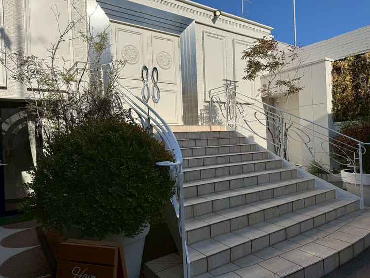 挙式後は、晴れればガーデンで階段からのフラワーシャワーが叶います。