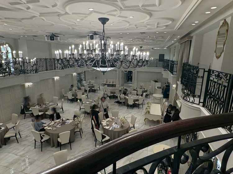 披露宴会場2。もう一つの披露宴会場より広め。高さがあり、狭いながらも開放感を感じる。