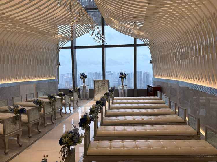 ここを見てしまったら挙式がしたくなります。白を基調とした格式高い空間で、貴重な体験ができると思います