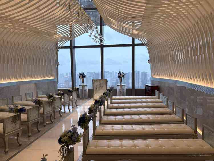 ここを見てしまったら挙式がしたくなります。白を基調とした格式高い空間で、貴重な体験ができると思います