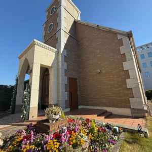 チャペル外観。ガーデン。ここを使用してバルーンリリースなどもできるとのこと。都内では稀有。