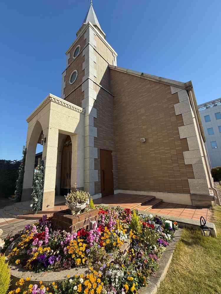 チャペル外観。ガーデン。ここを使用してバルーンリリースなどもできるとのこと。都内では稀有。