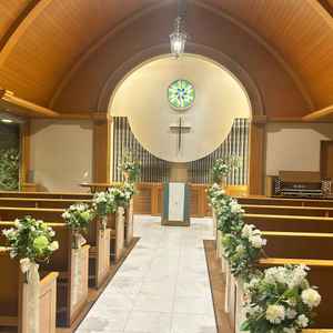 チャペルは木のぬくもりが良い感じでした。