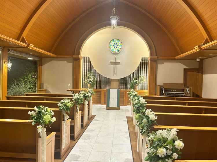 チャペルは木のぬくもりが良い感じでした。