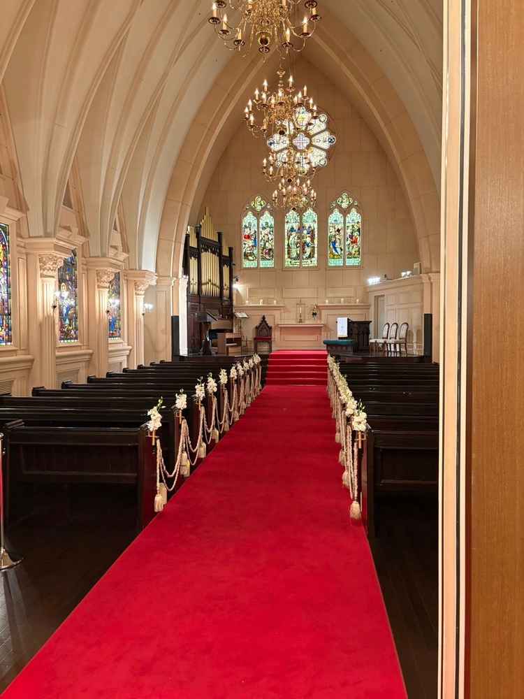 アイルランドの教会をそのまま買い取り持ち込んだチャペルで、荘厳で趣のある内装。