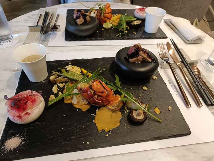 お料理は試食時にシェフが内容を説明してくださり、使われている野菜も見せてくださり、美味しかったです