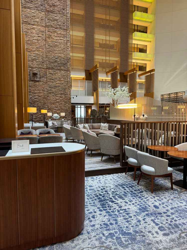 招待客専用のロビー。弦楽器の生演奏もあり素敵でした。