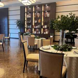 自由度の高いシンプルな披露宴会場