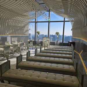 白を基調とした清楚なチャペルという印象でした。バージンロードと参列者の距離が近いです。