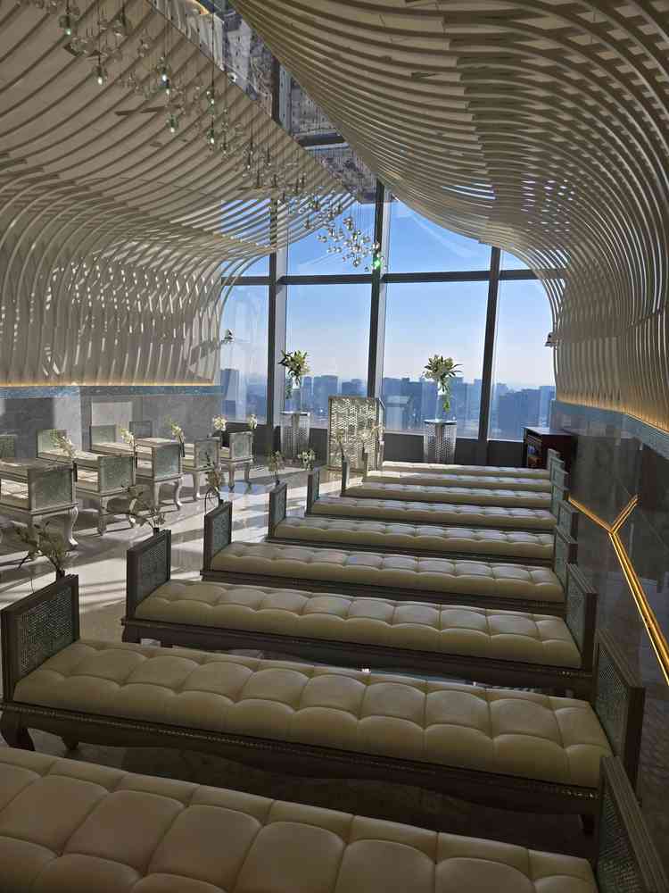 白を基調とした清楚なチャペルという印象でした。バージンロードと参列者の距離が近いです。