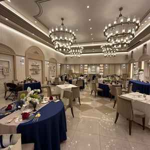 披露宴会場。白を基調とした洗練されたデザイン。