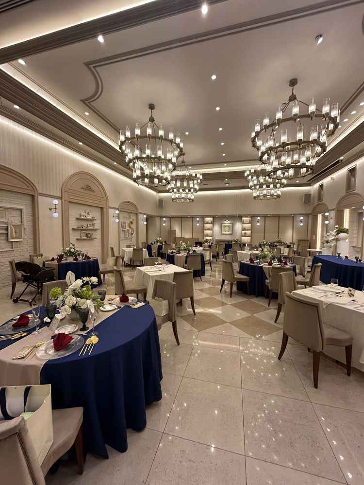 披露宴会場。白を基調とした洗練されたデザイン。