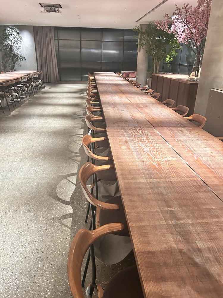 円形のテーブルではなく長テーブルなので特別感があり、唯一無二な披露宴会場でした。