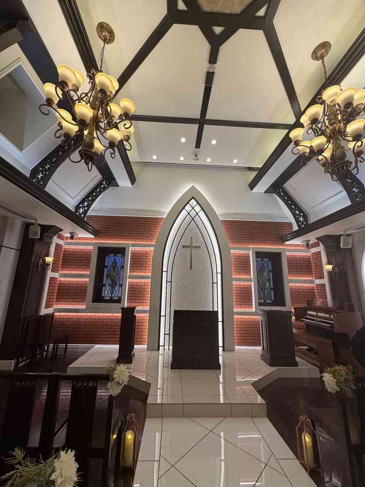 十字架は取り外せるそうで、人前式にも対応しています。電子オルガンがありました。