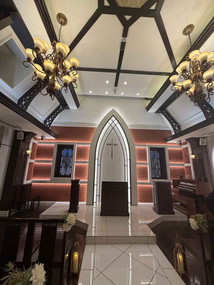 十字架は取り外せるそうで、人前式にも対応しています。電子オルガンがありました。