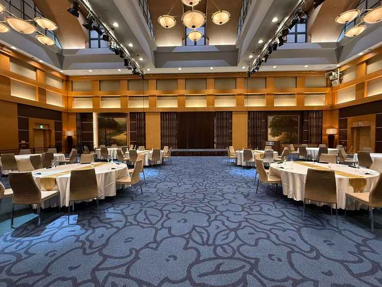 80名の想定でランウェイ型の披露宴会場を用意してくれた。思ったより横長に広く会場の雰囲気も良かった。