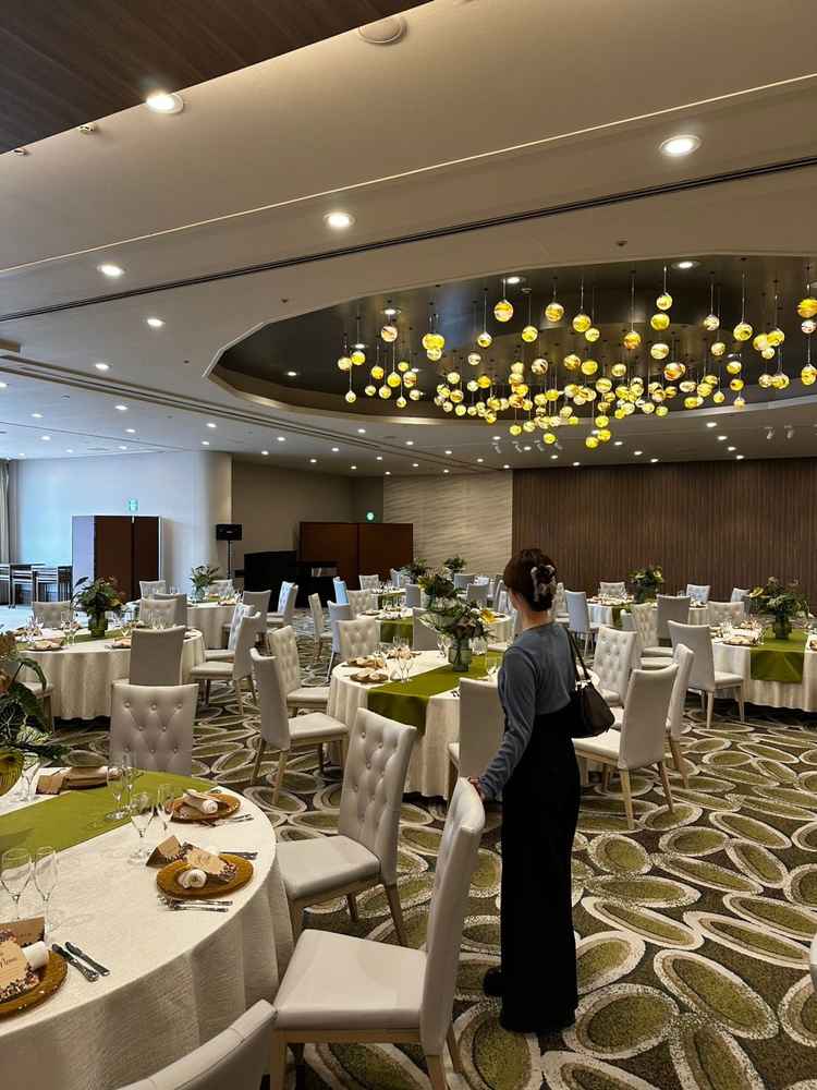 人気の会場オリーヴの写真です。窓があるので、開放感あり、アットホームな式にすごくぴったりな印象です