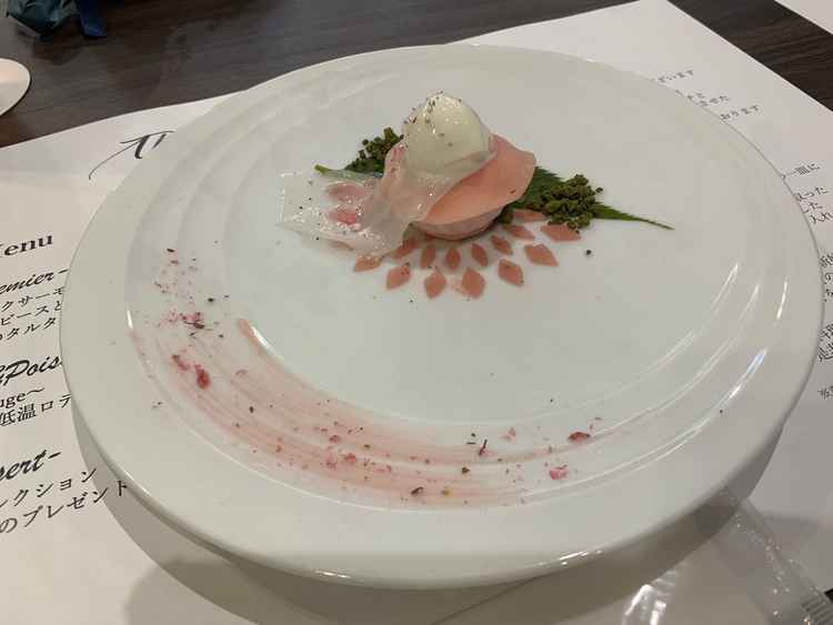 デザートです。洋風桜餅で上のお餅がヴェールをイメージしているそうです。