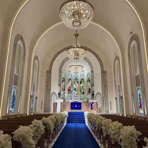 チャペルの写真です。青のバージンロードと、ステンドグラスが印象的で、扉を開けた時に圧倒されました。