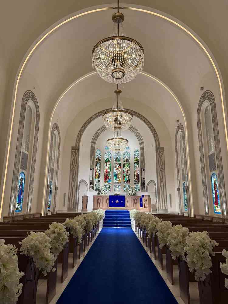 チャペルの写真です。青のバージンロードと、ステンドグラスが印象的で、扉を開けた時に圧倒されました。