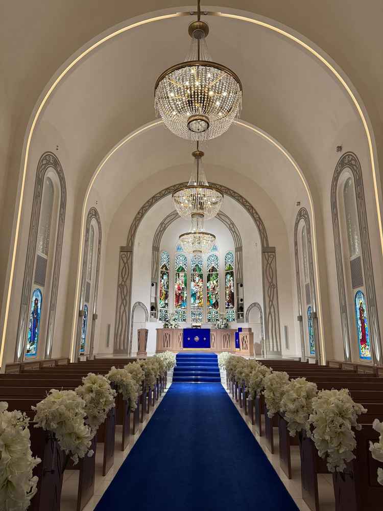 チャペルの写真です。青のバージンロードと、ステンドグラスが印象的で、扉を開けた時に圧倒されました。