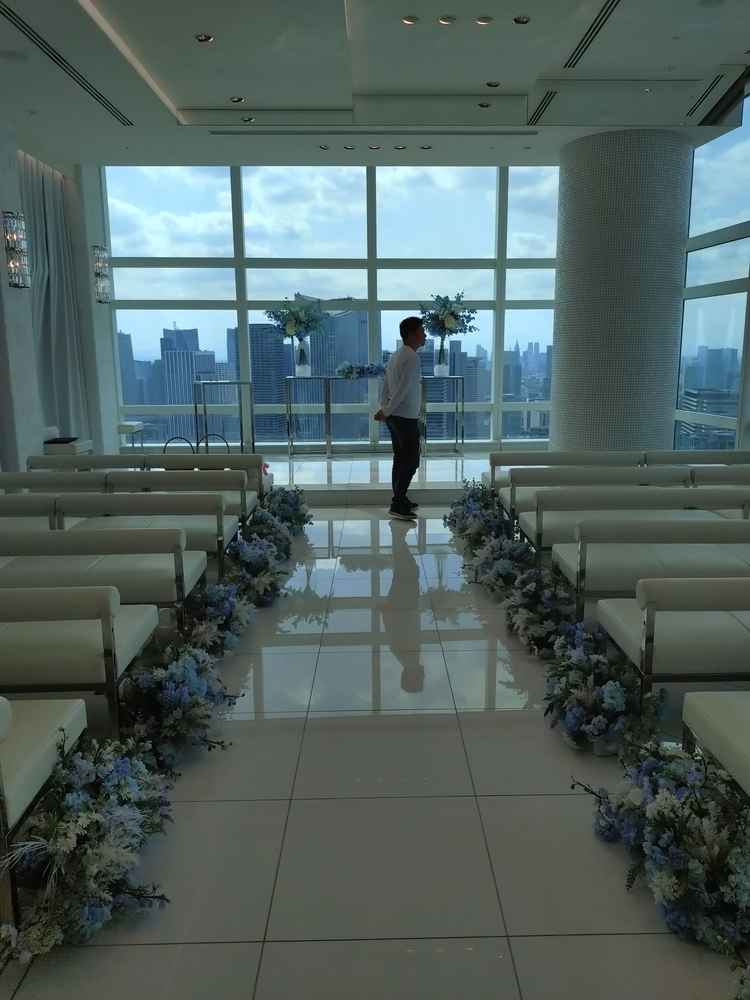 チャペル内は白基調で清潔感のある印象。天候が悪い日は全体的に白くなり、雲の中にいるような眺めになる。