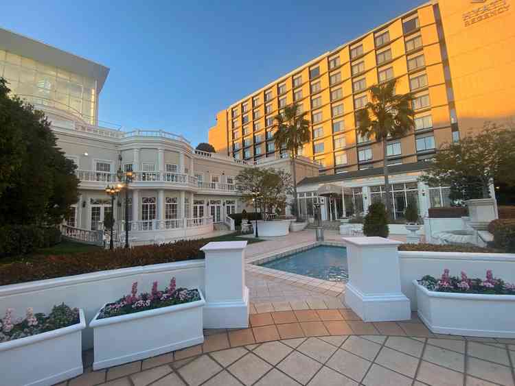 披露宴会場「マリナデルレイ」。門をくぐり、すぐ手前に写真のようなテラスがあります。