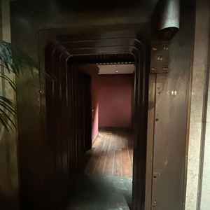 トイレ入口。旧名古屋銀行であったことを活かしていて、普通の会場にはない面白さがありました。